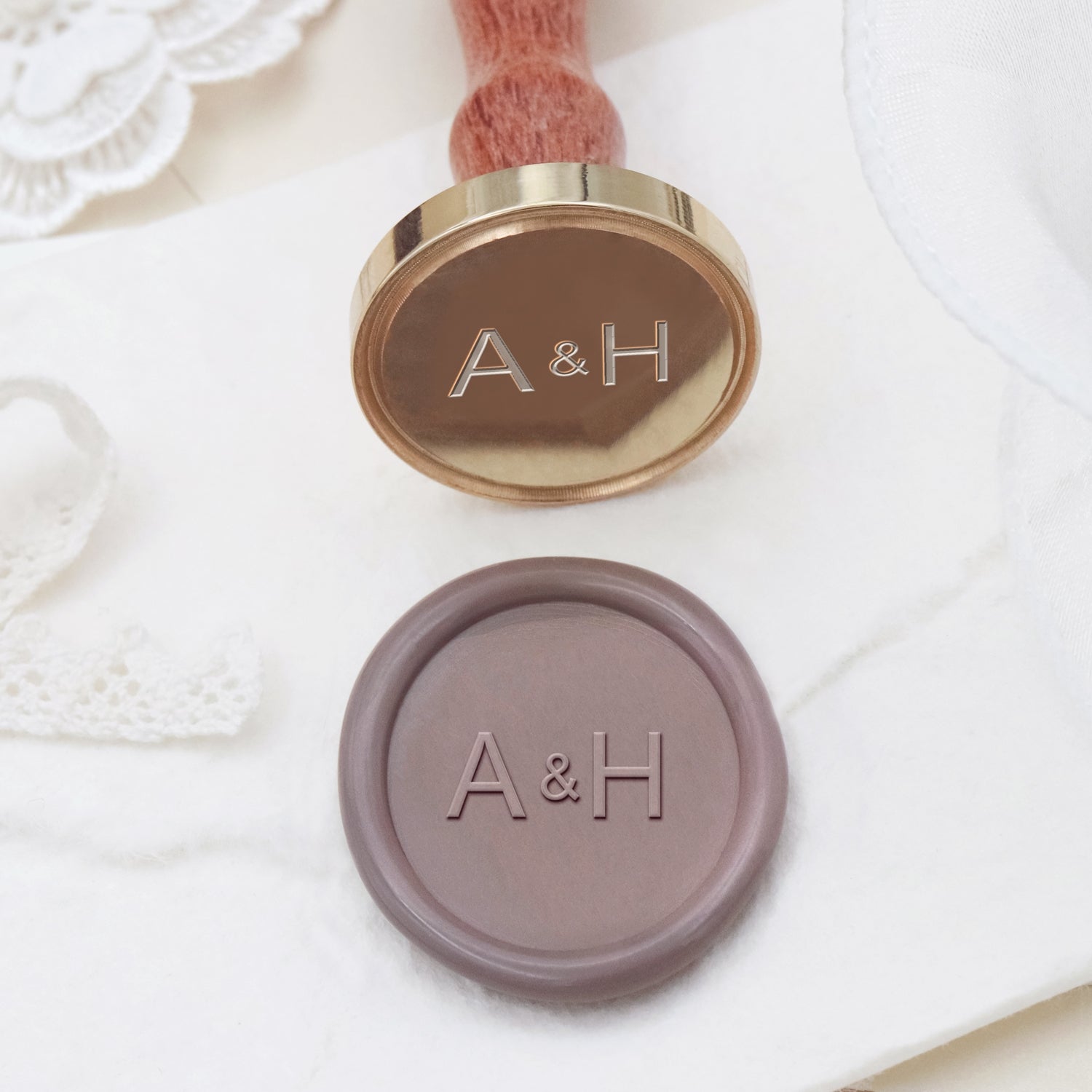 Sello de Lacre Minimalista de Boda Corazón Amoroso Personalizado con Iniciales Horizontales-9 2