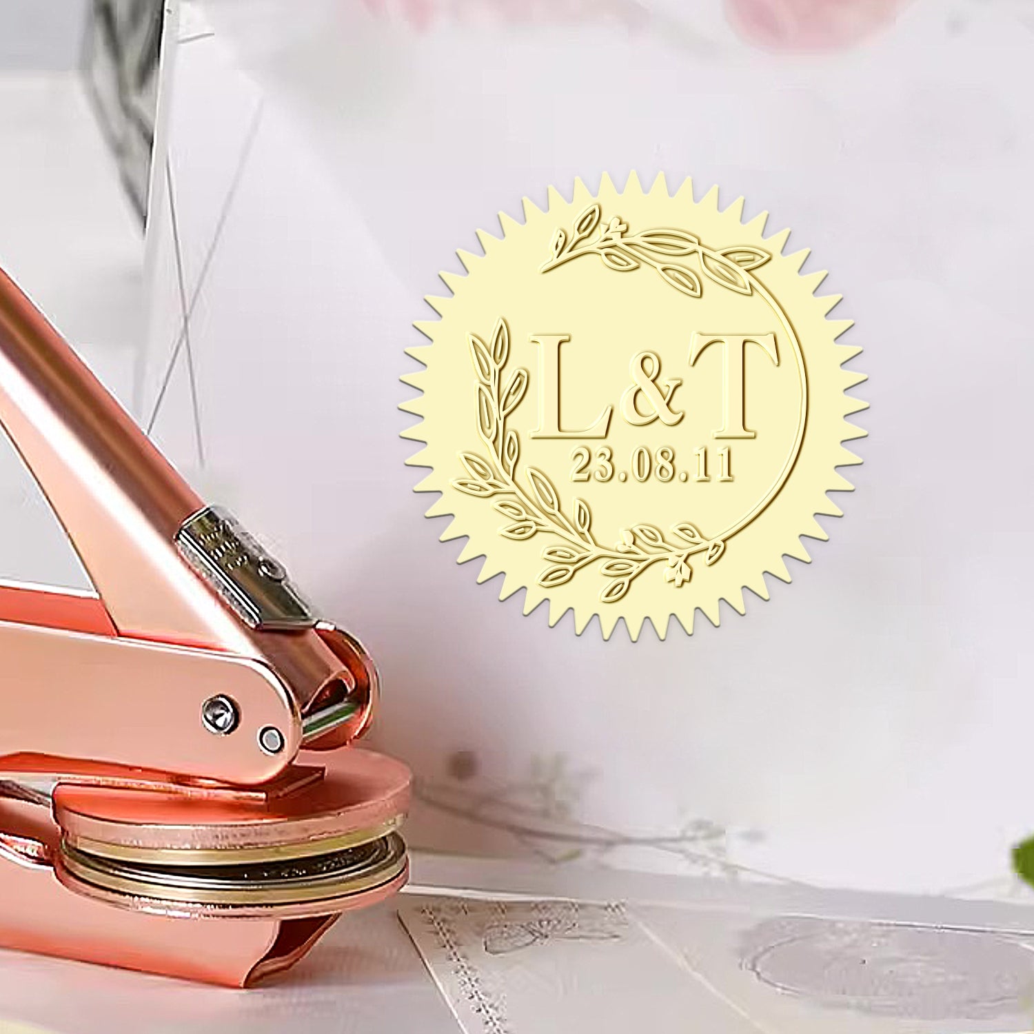 Sello en seco de boda personalizado con monograma de rama e iniciales 1-311