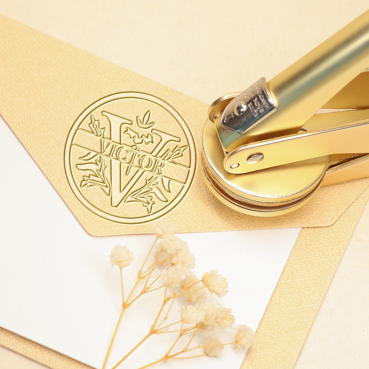 Sello en seco personalizado de nombre floral de 26 letras - V V11