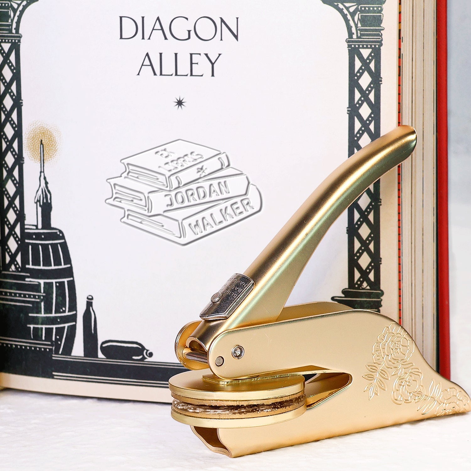 Sello en seco personalizado para libros Ex Libris en pila de libros1
