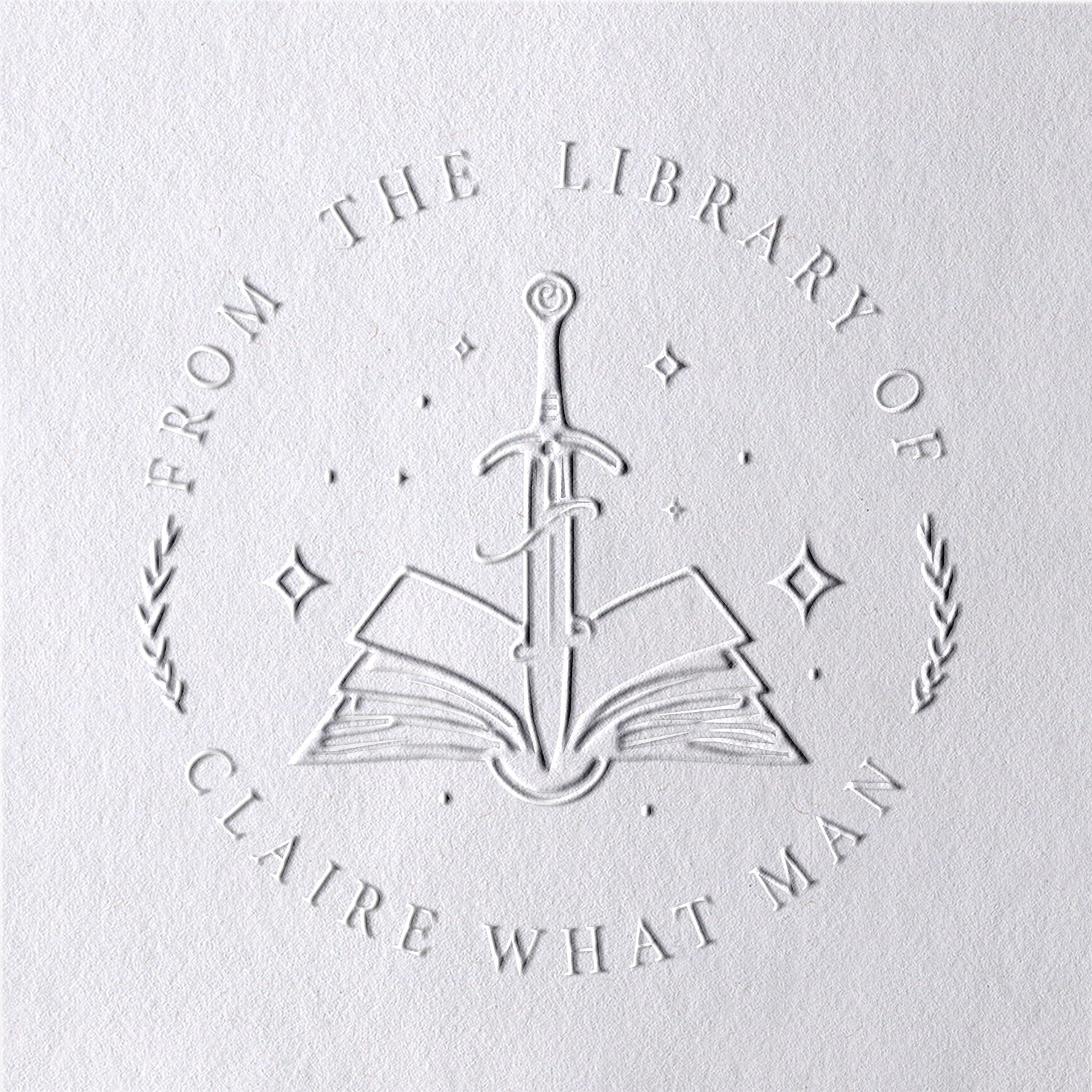 Sello en seco de libro personalizado con espada y estrellas de la biblioteca2