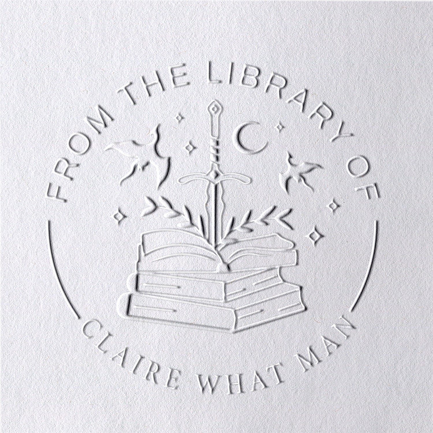 Sello en Seco de Libro Espada Personalizada de la Sabiduría Desde La Biblioteca De2